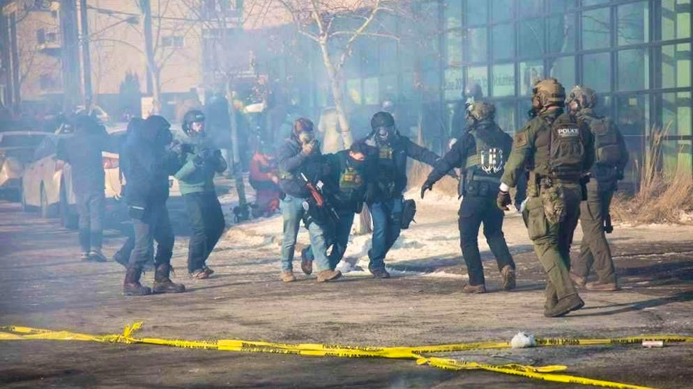 Following the fatal police shootings, there were new protests in the northern US city. Police chief O'Hara spoke of an "incredibly unpredictable scene" and called for people to avoid the area. The police used tear gas.