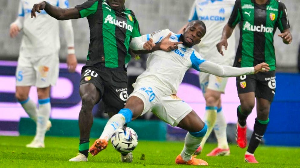Marseille's Hamed Traoré holds his own against Malang Sarr on the ball