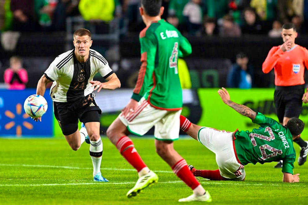 Kevin Behrens 2023 (l.) during his first and so far only minutes in a DFB jersey.