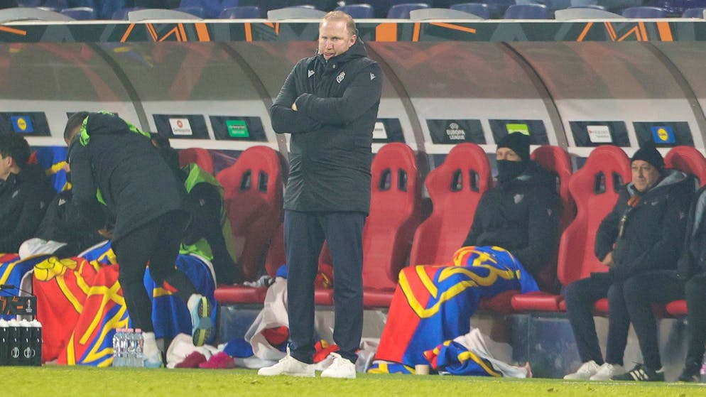 Kann kaum zusehen: FCB-Trainer Ludovic Magnin beim sackschwachen Auftritt in Salzburg. 