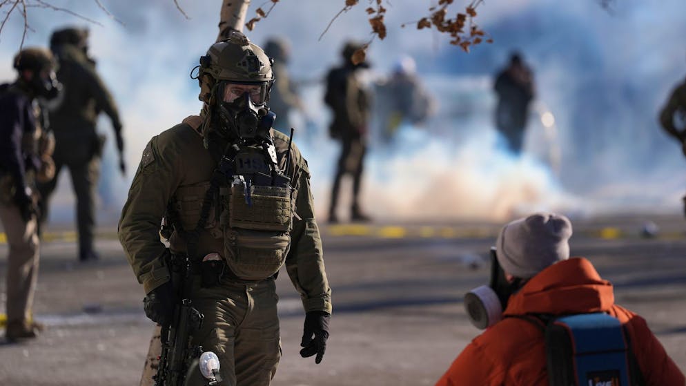 Ecco cosa si sa finora. Agente federale uccide un uomo con un colpo a bruciapelo, sale la rabbia a Minneapolis