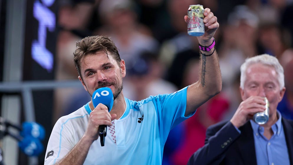 Stan Wawrinka trinkt mit Turnierdirektor Craig Tiley ein Bier.