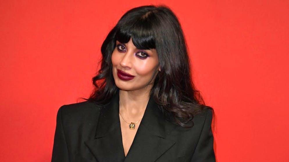 Testi desecretati e polemiche. Jameela Jamil risponde ai messaggi su Blake Lively