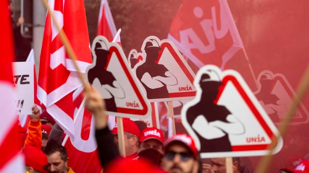 Im Herbst demonstrierten Bauarbeiter unter anderem in Zürich. Nun kann nach der Zustimmung der Gewerkschaften der neue Landesmantelvertrag im Schweizer Baugewerbe rückwirkend auf den 1. Januar in Kraft treten. (Archivbild)