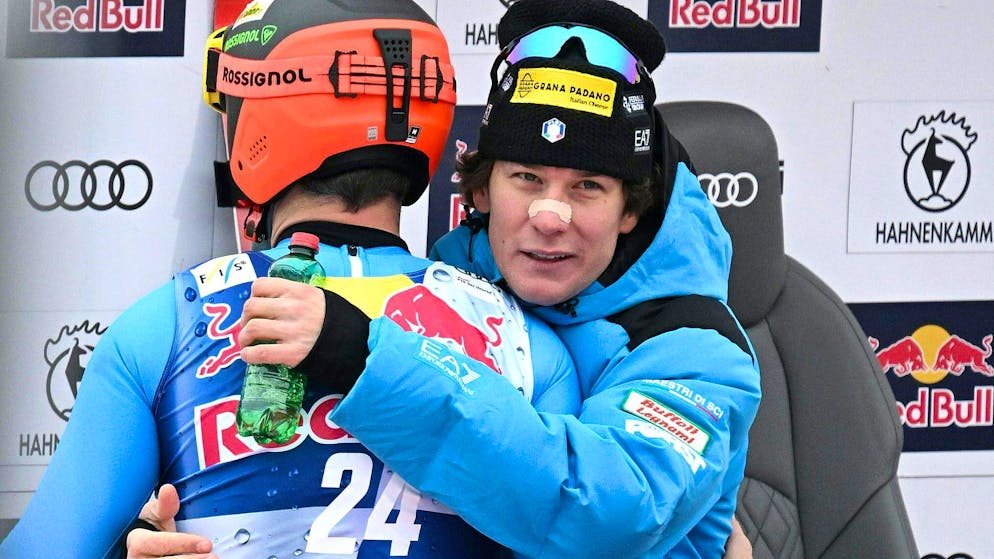 Der 24-jährige Italiener Giovanni Franzoni (rechts) darf sich zum Kitzbühel-Sieg gratulieren lassen.
