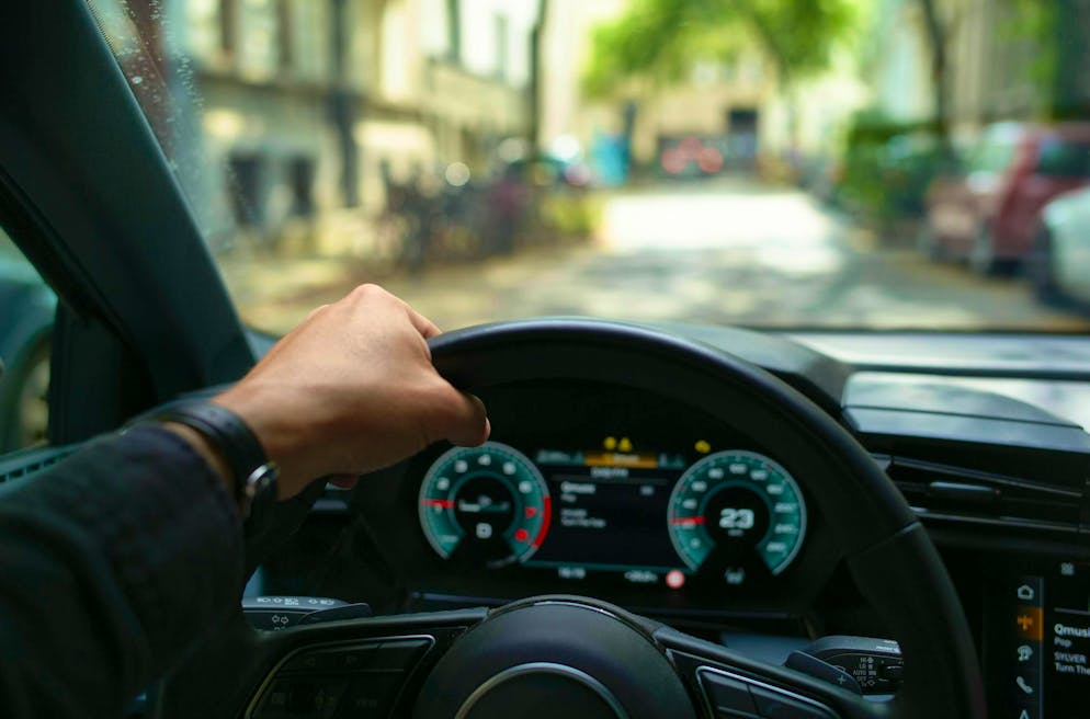 Sur les routes verglacées, il est préférable de rouler à bas régime. Veille à ce que le régime reste bas.