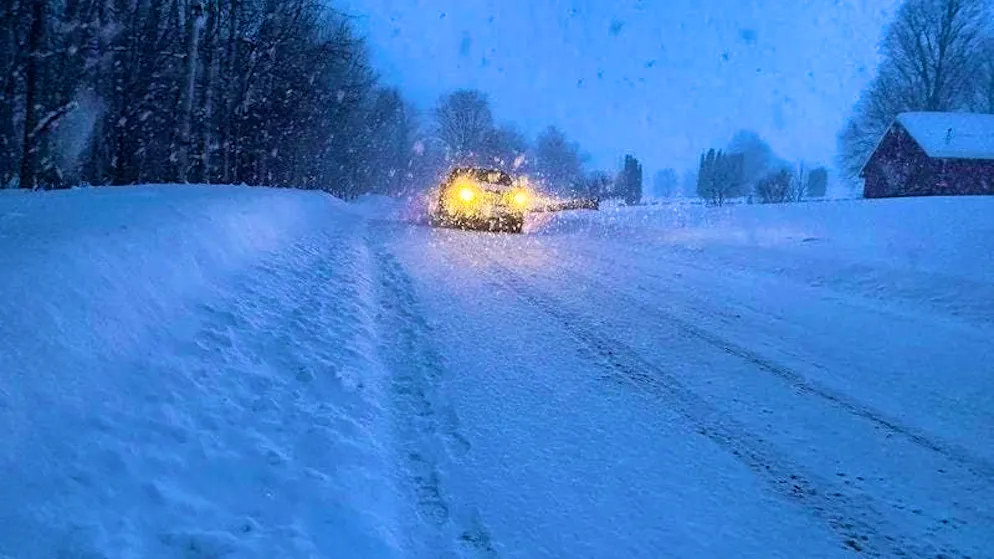 Un'auto attraversa una forte nevicata a Lowville, nello Stato americano di New York.