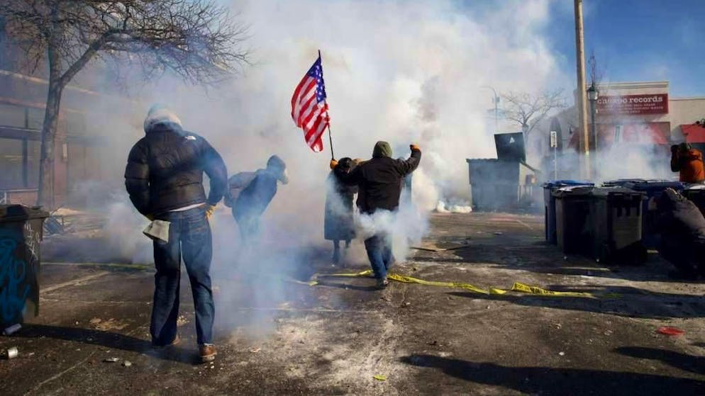 Bundesbeamte der Einwanderungsbehörde setzen nach dem Schussvorfall in Minneapolis Tränengas ein.