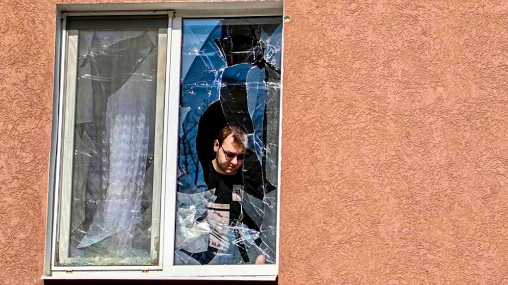 HANDOUT - Auf diesem vom Telegram-Kanal des Gouverneurs der Region Belgorod, Wjatscheslaw Gladkow, via AP veröffentlichten Foto betrachtet ein Mann das zerbrochene Fenster seines Hauses nach dem Beschuss durch die Ukraine. Foto: Uncredited/AP/dpa (Archivbild) - ACHTUNG: Nur zur redaktionellen Verwendung und nur mit vollständiger Nennung des vorstehenden Credits