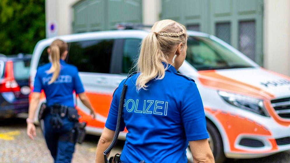 In Svizzera e in Germania sono apparsi falsi profili AI di poliziotte. Nei post si mostrano con abiti succinti e condividono anche contenuti pornografici.