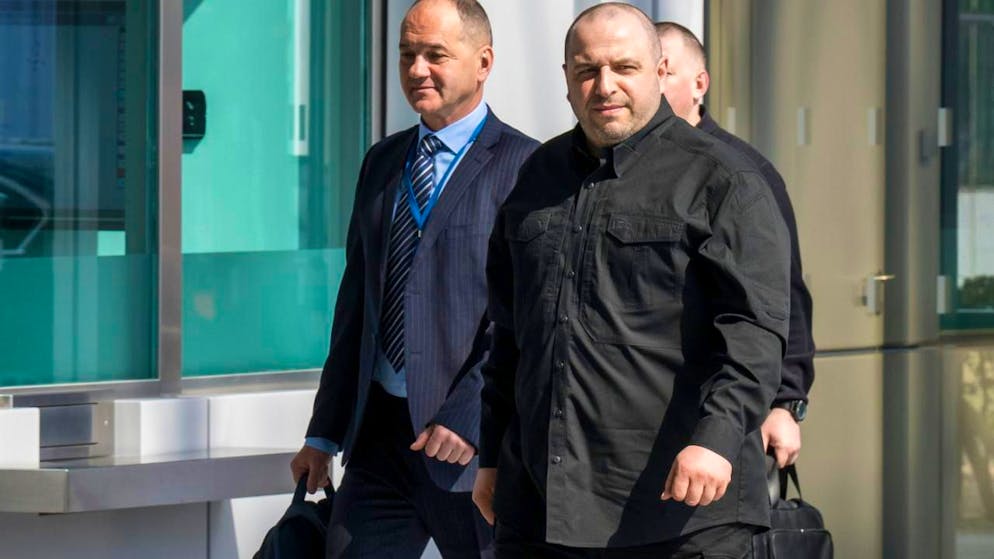 ARCHIV - Der damalige ukrainische Verteidigungsminister Rustem Umjerow (r) trifft im Nato-Hauptquartier zum Treffen der Verteidigungsminister der Mitgliedsstaaten der sogenannten Koalition der Willigen ein. Foto: Wiktor Dabkowski/ZUMA Press Wire/dpa