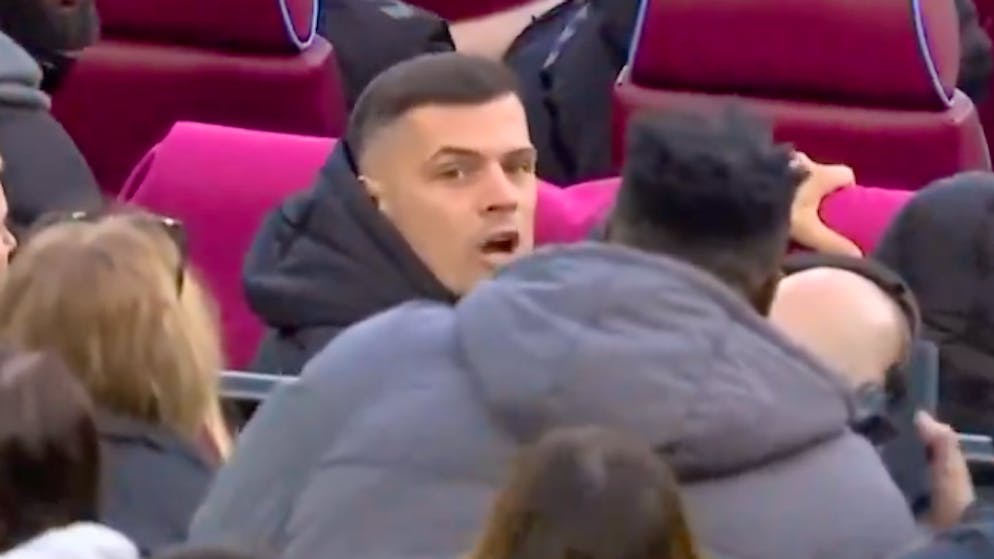 «Was willst du?!». Granit Xhaka legt sich auf der Tribüne mit Zuschauer an