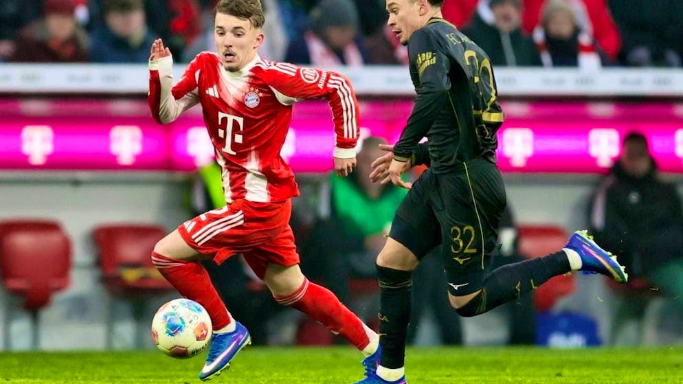 Fabian Rieder (right) doesn't let Bayern's youngster Lennart Karl get away