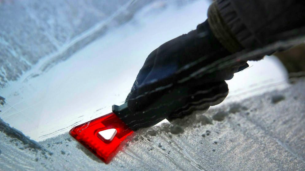 Tout est dans la préparation. Débarrasse donc la voiture du givre sur les vitres afin d'avoir une vue dégagée.