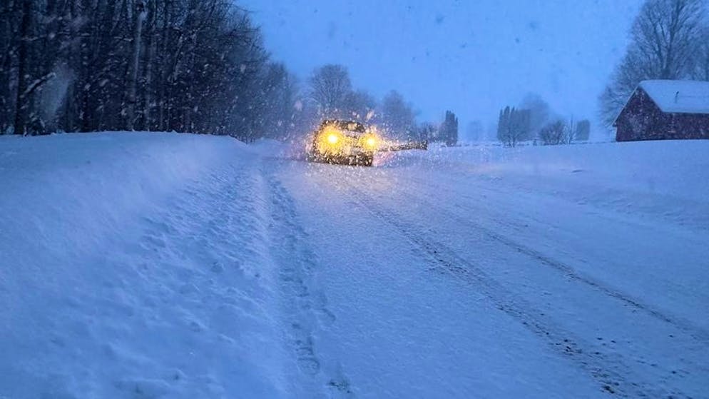 Ein Auto fährt durch starken Schneefall in Lowville im US-Bundesstaat New York. 