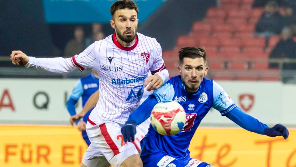 Luzerns Torschütze Adrian Grbic (rechts) hält gegen Kreshnik Hajrizi dagegen