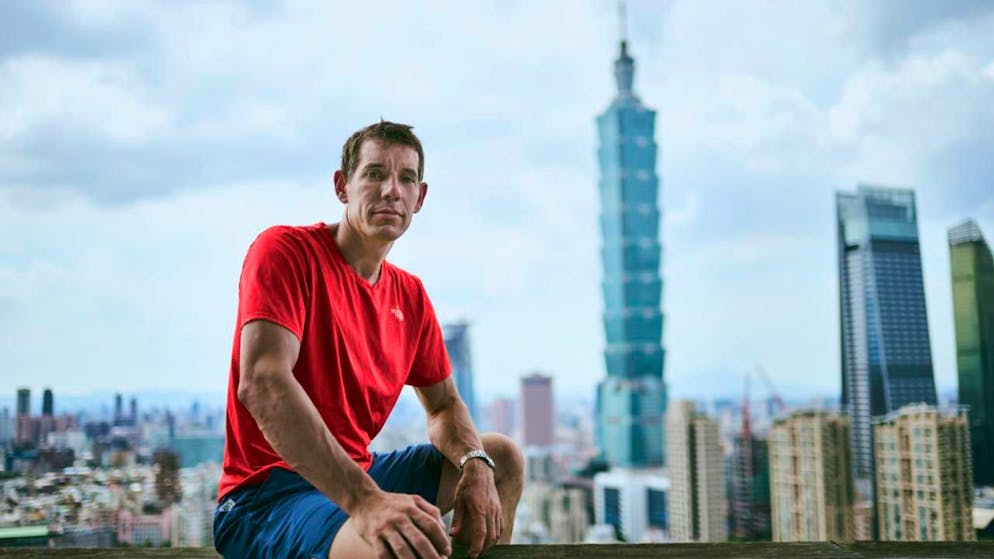 Alex Honnold muss die Besteigung des 500 Meter hohen Wolkenkratzers Taipeh 101 in der Hauptstadt Taiwans um 24 Stunden verschieben. Netflix hält an der Live-Übertragung fest.