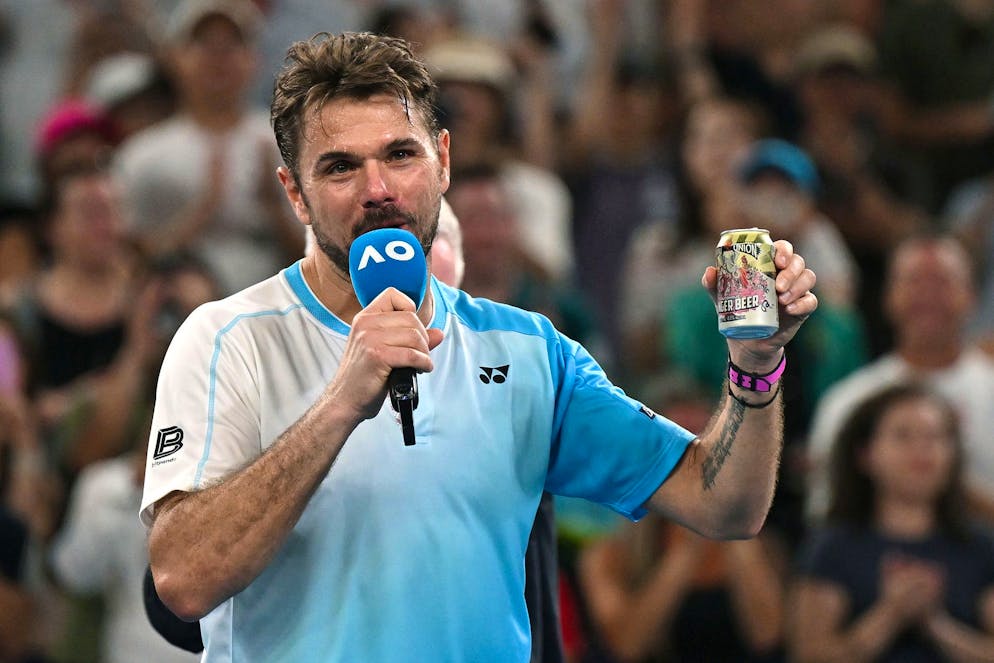 Stan Wawrinka con in mano una birra al termine del suo ultimo incontro degli Australian Open 2026 a Melbourne, Australia, il 24 gennaio 2026. EPA/LUKAS COCH AUSTRALIA E NUOVA ZELANDA ESCLUSE