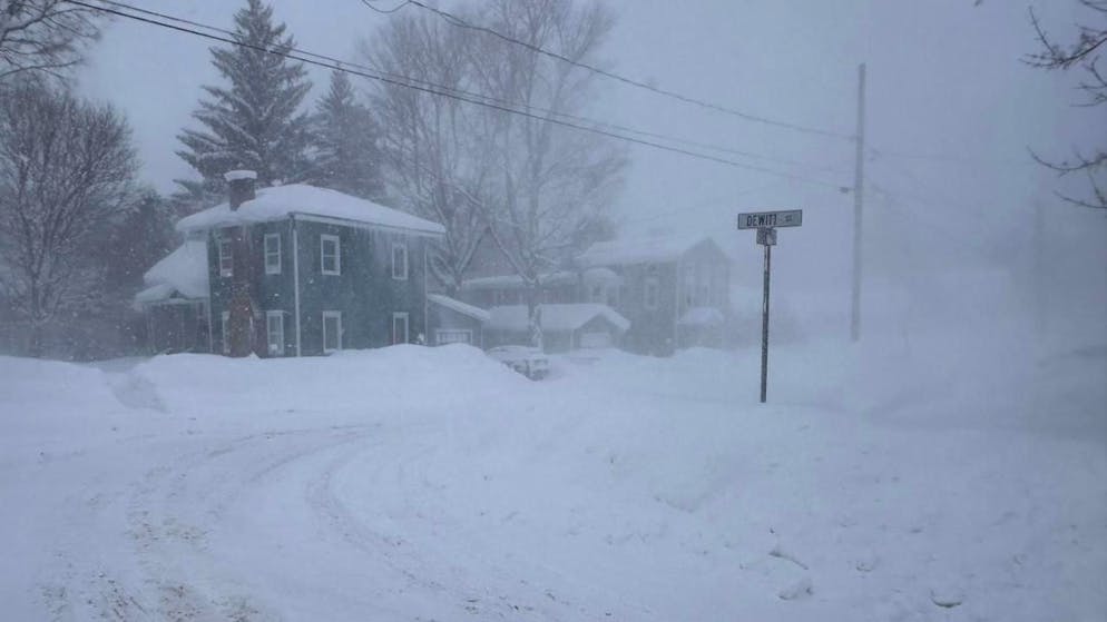 "State al sicuro e al caldo", ha esortato Donald Trump su X.