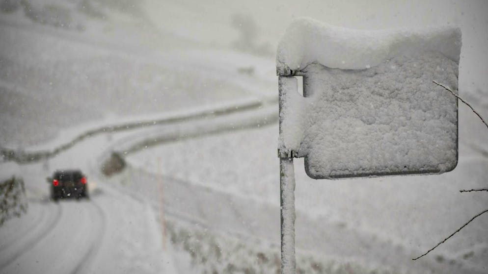S'il y a de la neige ou de la glace sur la route, il faut ralentir et adapter sa vitesse aux circonstances.