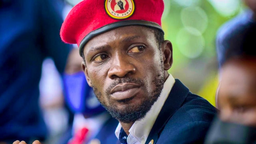 ARCHIVE - Bobi Wine, pop star and opposition leader, speaks to journalists outside his home. Photo: Nicholas Bamulanzeki/AP/dpa