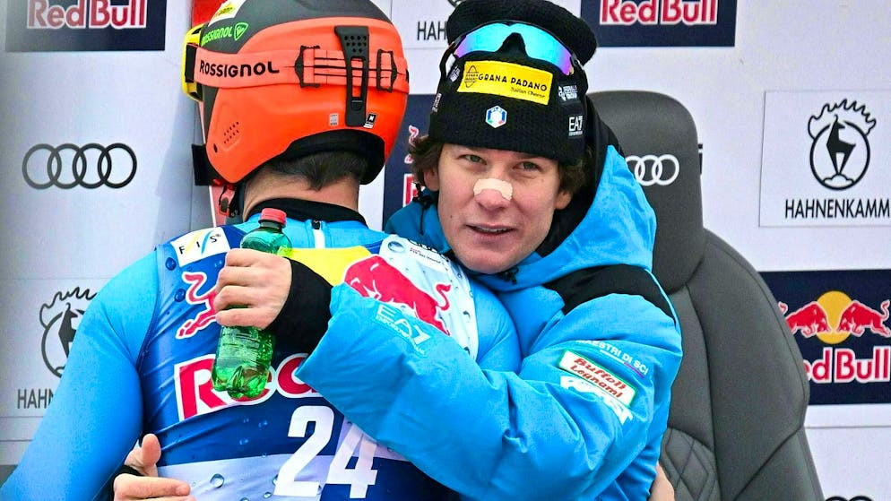 The 24-year-old Italian Giovanni Franzoni (right) is congratulated on his Kitzbühel victory.
