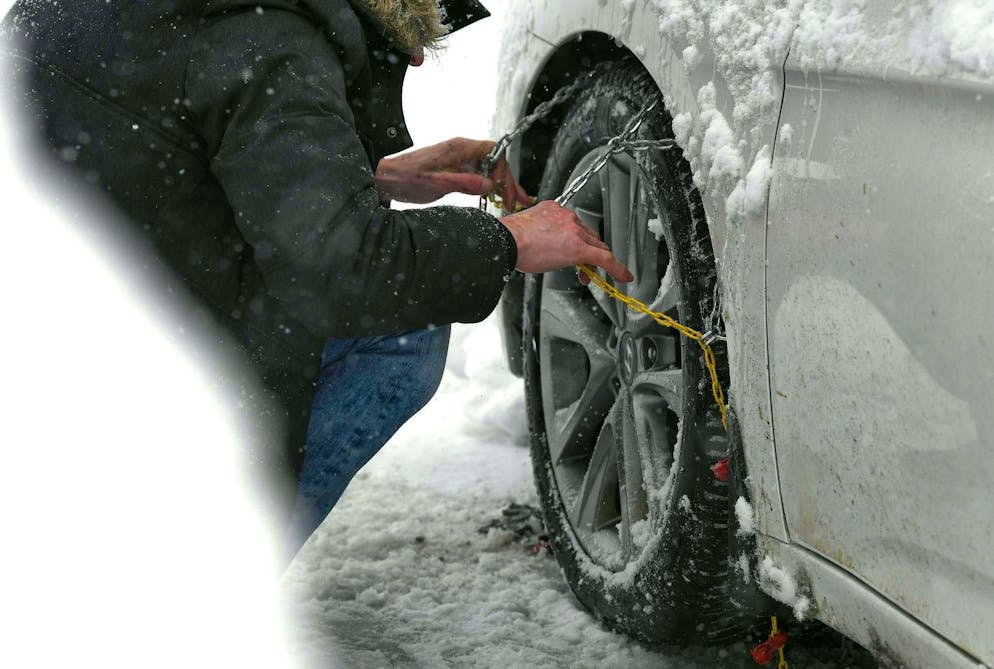 Le catene da neve possono evitare di scivolare. Ma montatele solo quando la strada è innevata e non quando è ghiacciata.
