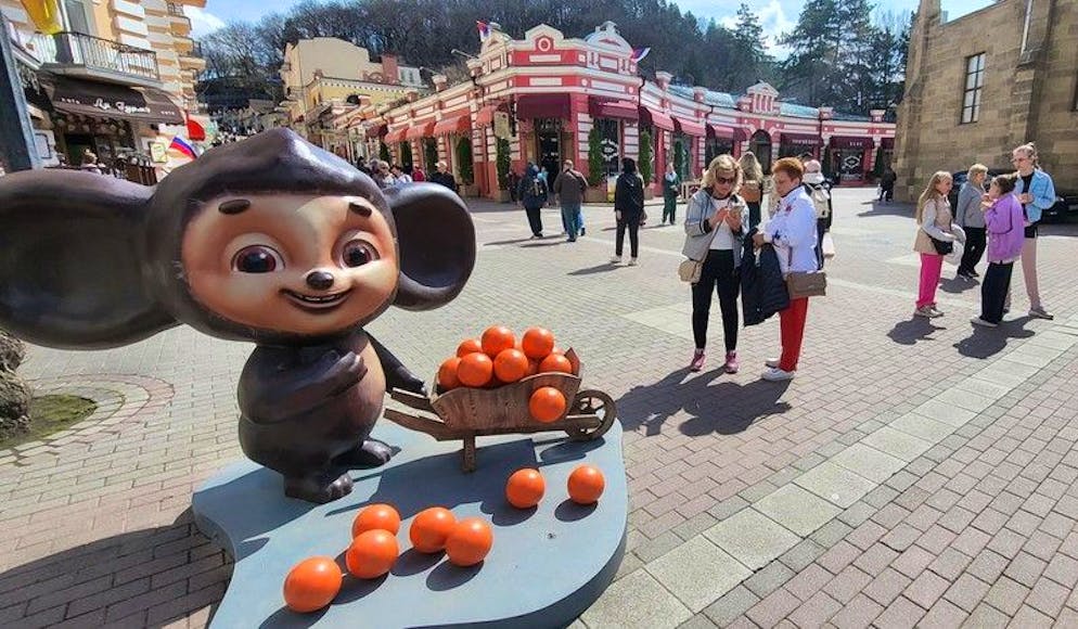 Eine Tscheburaschka-Figur steht in der Fussgängerzone der für ihre Mineralquellen berühmten russischen Kurstadt Kislowodsk. Der erste Teil des populären Tscheburaschka-Films wurde in der Stadt gedreht, weshalb die Figur auch zu touristischen Werbezwecken genutzt wird. 