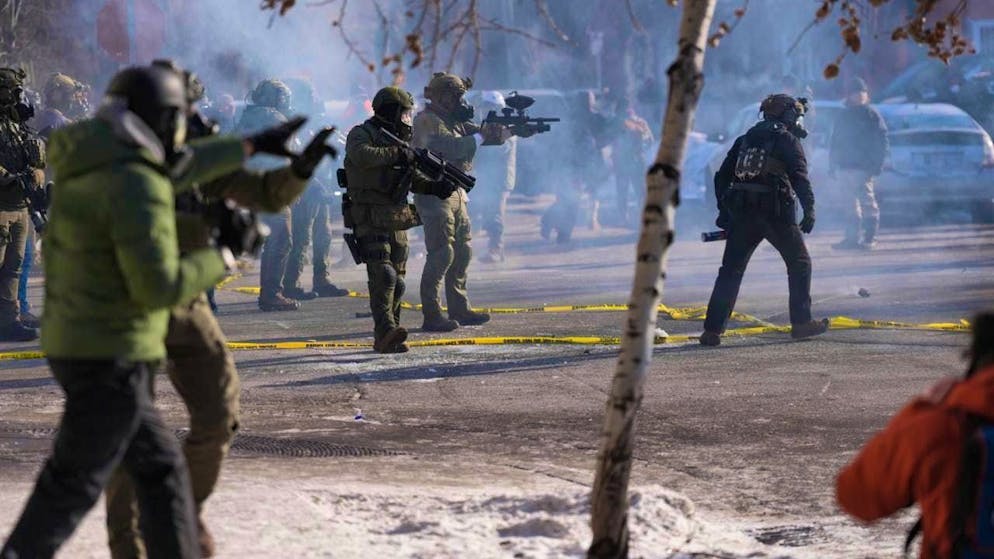 dpatopbilder - Federal immigration officials use pepper spray against bystanders after a shooting incident. After the fatal shooting of a woman by an immigration officer in Minnesota in early January, there was reportedly another shooting incident there. Photo: Abbie Parr/AP/dpa