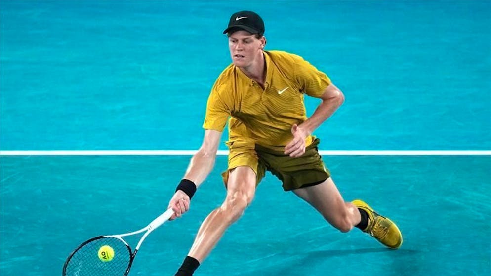Australian Open. Jannik Sinner soffre il caldo e di crampi, ma alla fine batte Spizzirri e avanza