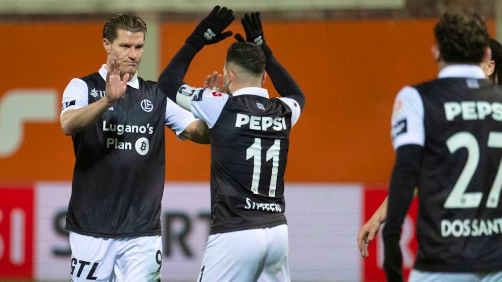 Luganos 2:0-Torschütze Kevin Behrens klatscht mit Renato Steffen ab