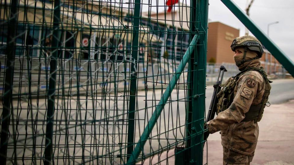 ARCHIV - Ein türkischer Soldat vor dem Gefängniskomplex Silivri. Foto: Emrah Gurel/AP/dpa/Archivbild