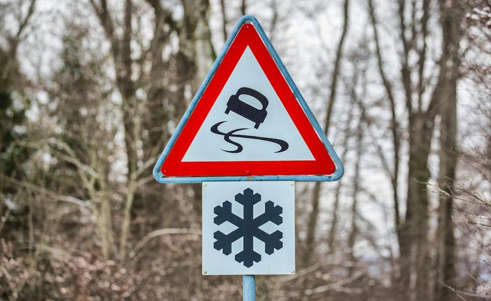 Si la voiture dérape effectivement, garde ton calme. Si tu te comportes correctement, tu peux maîtriser la situation.