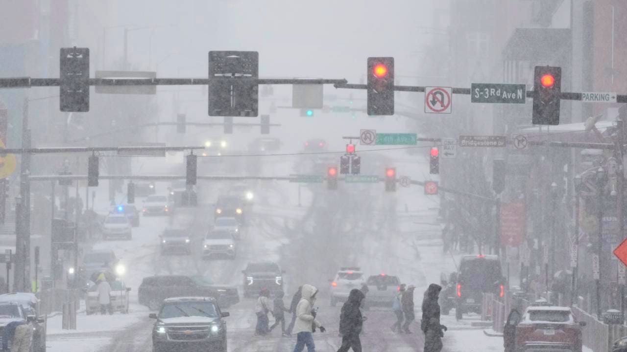 USA. US winter storm: over half a million households without power