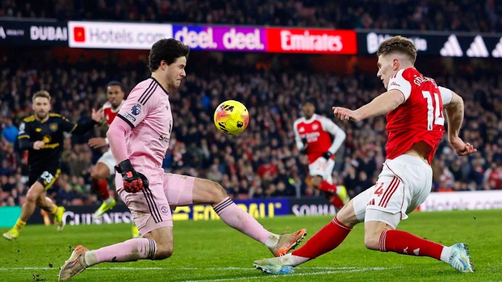 Manchester Uniteds Goalie Senne Lammens ist gegen Viktor Gyökeres zur Stelle.