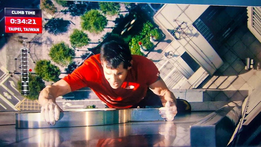 Trasmessa da Netflix in diretta. Arrampicata da brividi: metro dopo metro, Alex Honnold conquista il Taipei 101