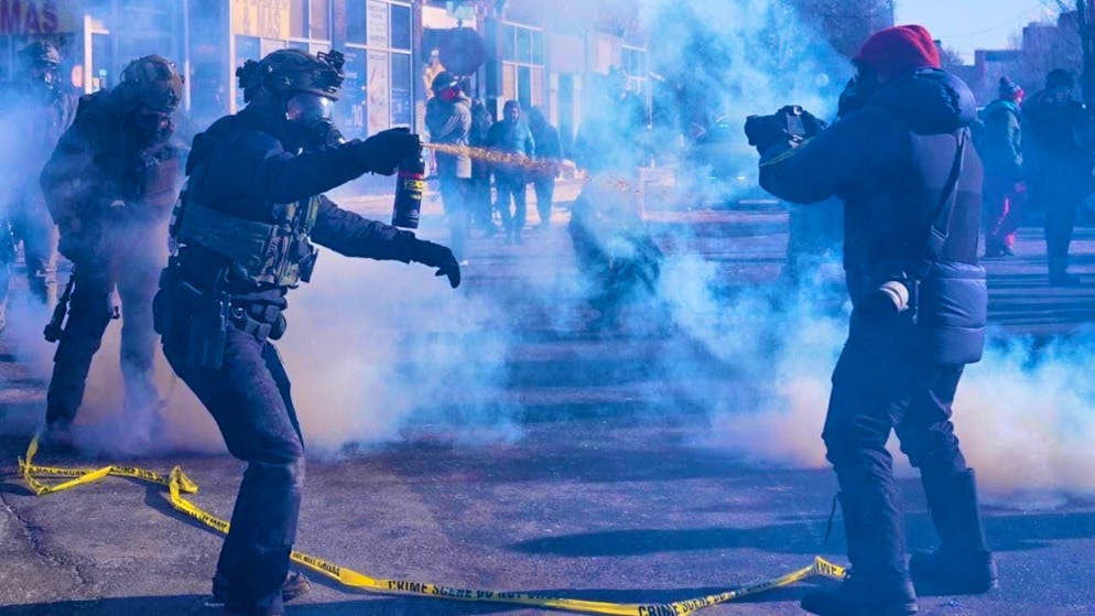 dpatopbilder - Federal immigration agents use tear gas against bystanders after a shooting incident. Photo: Abbie Parr/AP/dpa