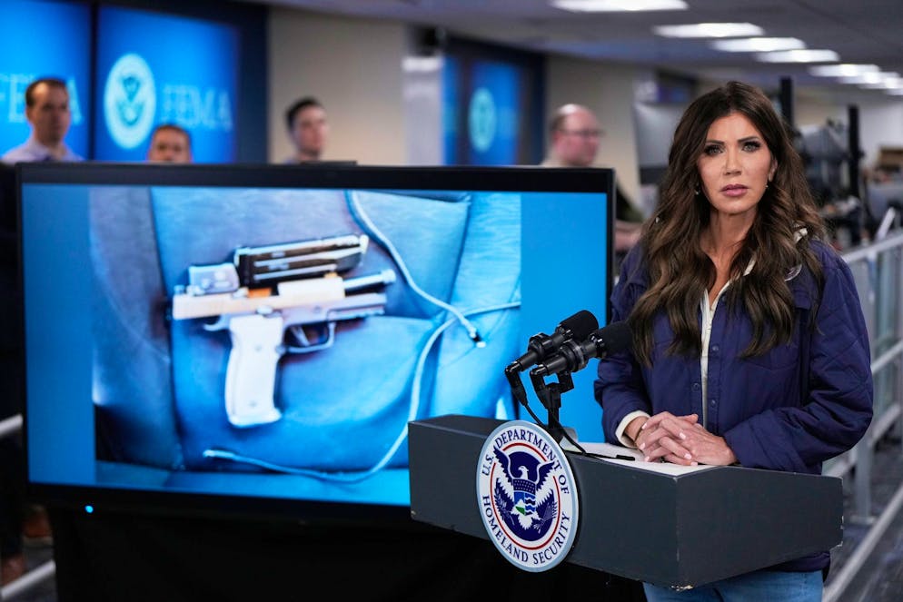 L'uccisione di Alex Pretty a Minneapolis da parte di agenti dell'ICE. La segretaria della Homeland Security Kristi Noem in conferenza stampa il 24 gennaio difende l'operato degli agenti dell'ICE. LA versione delle autorità è contestata da due testimoni oculari.