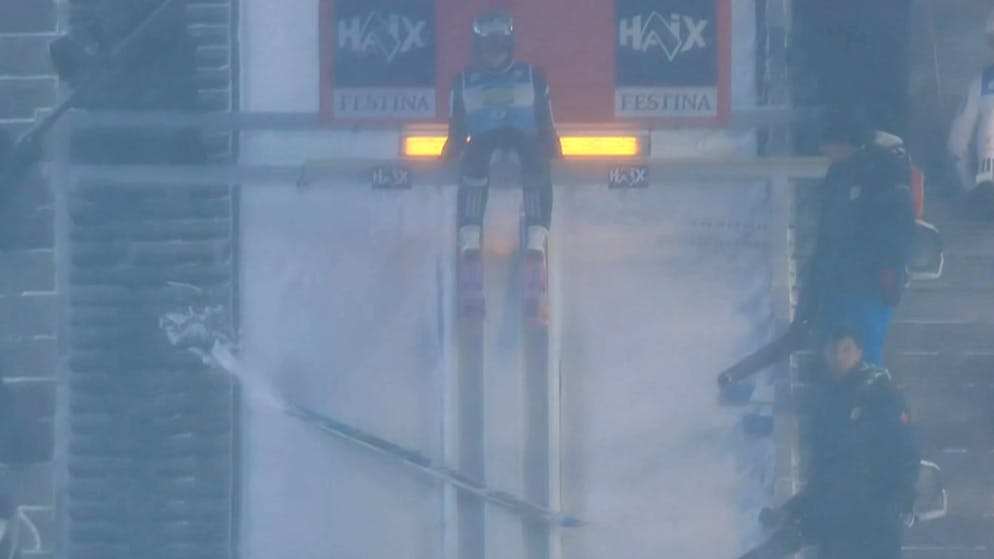 «Wirklich noch nie gesehen». Superstar erhält nach irrer Szene an der Skiflug-WM Sprungverbot