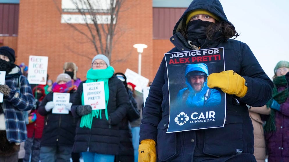 Stati Uniti. Alex Pretti freddato dall'Ice con 10 colpi. I testimoni oculari: «Aiutava una donna». I dettagli