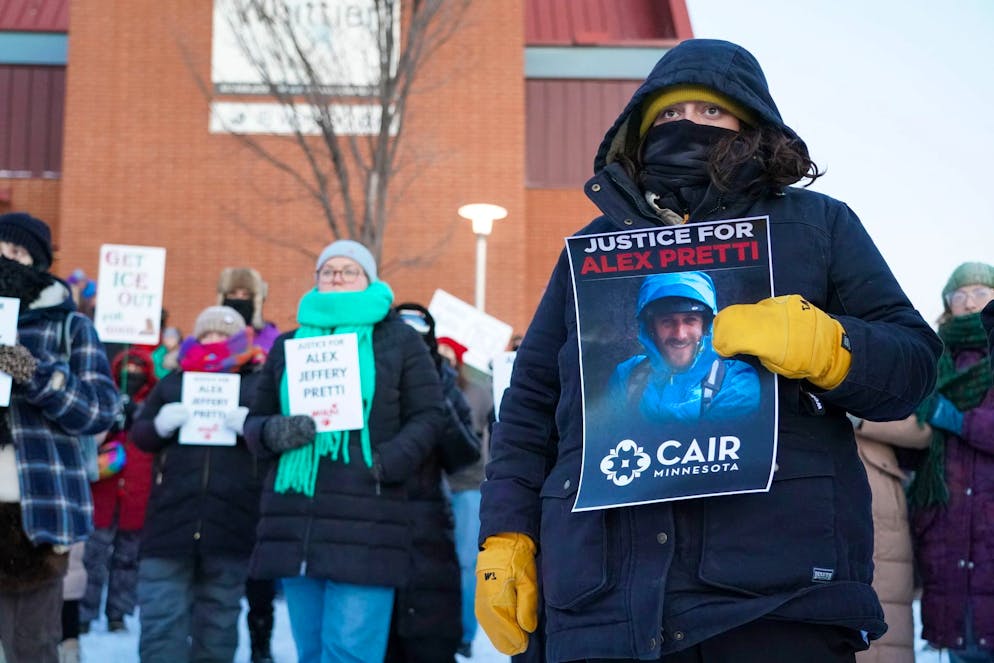 L'uccisione di Alex Pretty a Minneapolis da parte di agenti dell'ICE. Si chiede giustizia per Alex Pretti ucciso da agenti dell'ICE mentre stava aiutando una donna.