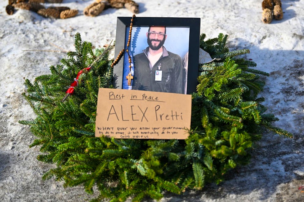 L'uccisione di Alex Pretty a Minneapolis da parte di agenti dell'ICE. Una foto di Alex Pretty, posata in suo ricordo dove è stato ucciso da agenti dell'ICE.