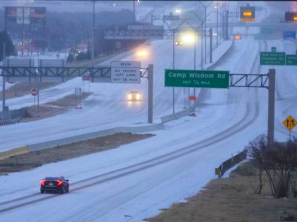 Wintersturm zieht über die USA. Schneebedeckter Highway 67 in Dallas.