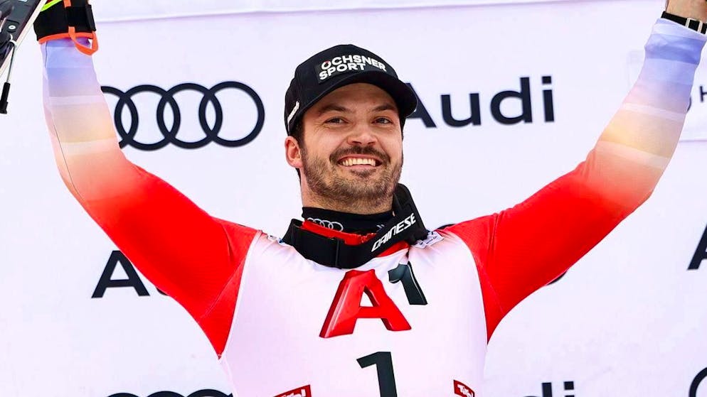 Winning the silver chamois, not losing the victory: Loïc Meillard on the podium in Kitzbühel.