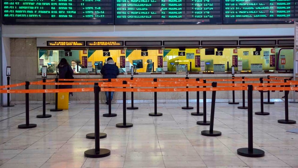 Stazione di Barcellona deserta.
