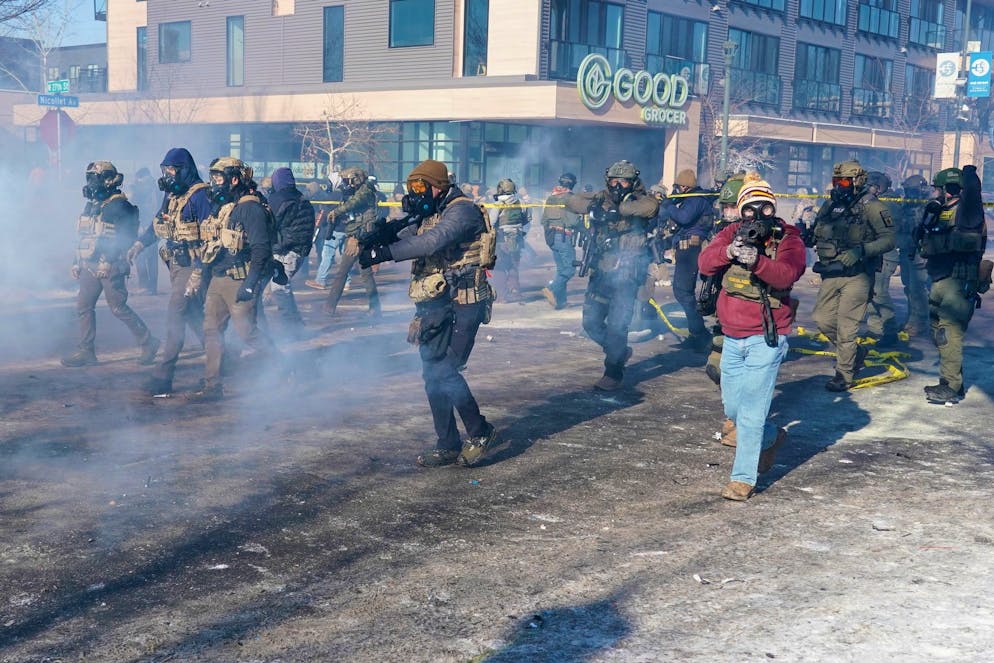 L'uccisione di Alex Pretty a Minneapolis da parte di agenti dell'ICE. Agenti dell'ICE che si muovono verso la folla di manifestanti a Minnepolis, creatasi dopo l'uccisione di Alex Pretty.