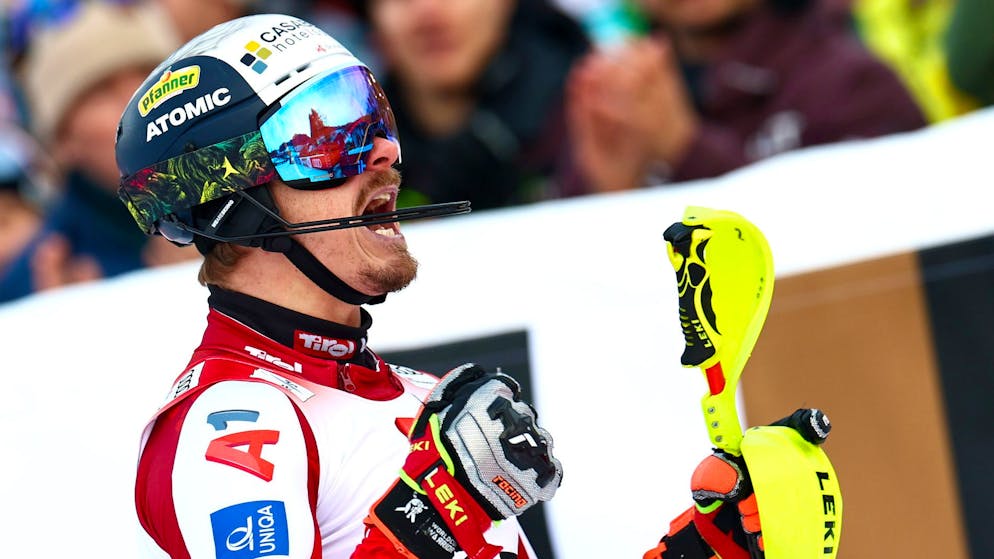 Manuel Feller feiert seinen Triumph beim Slalom im heimischen Kitzbühel.