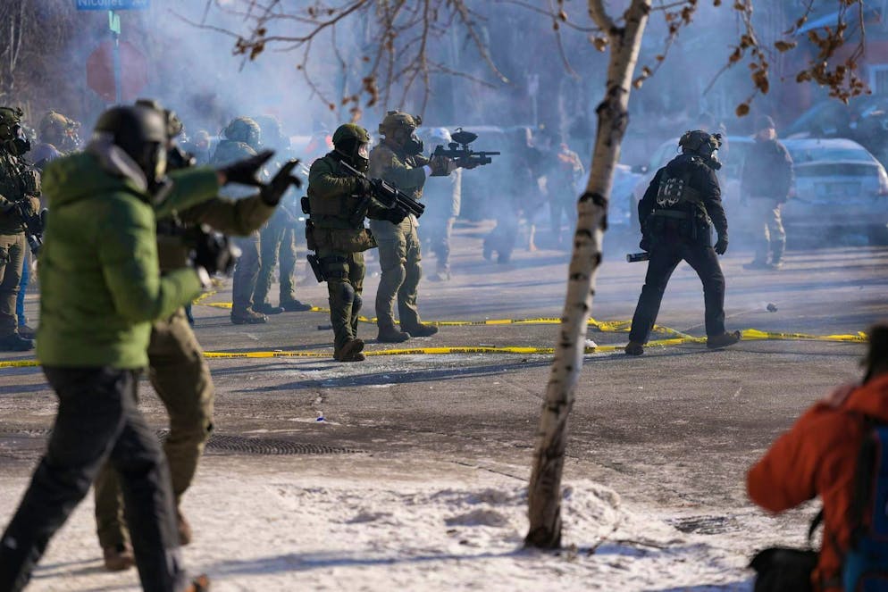 Deadly shooting in Minneapolis fuels anger at Trump - Gallery. The martial approach of the heavily armed ICE officers is causing outrage.