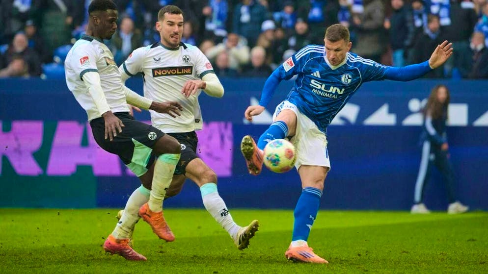 Edin Dzeko shows on his debut for Schalke that he has not forgotten how to score goals