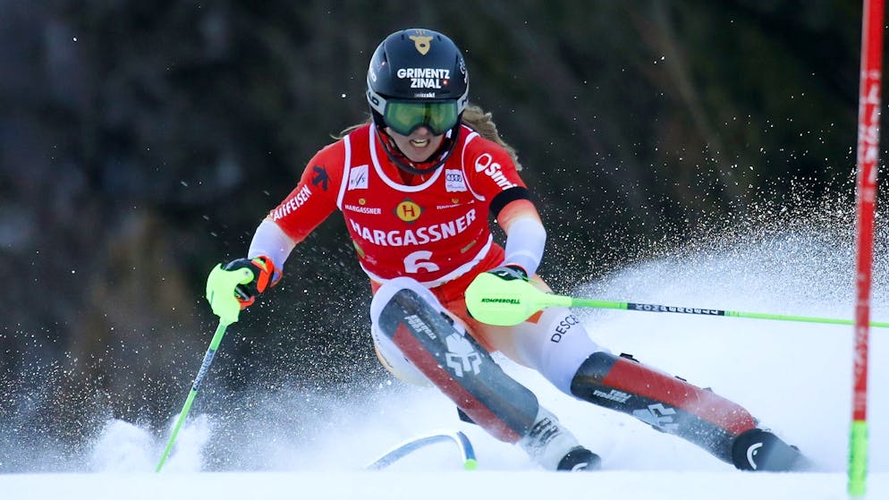 1st run in the ticker. Rast with bib number 5, Holdener follows in 7th place - what will the Swiss women show in Spindleruv Mlyn?
